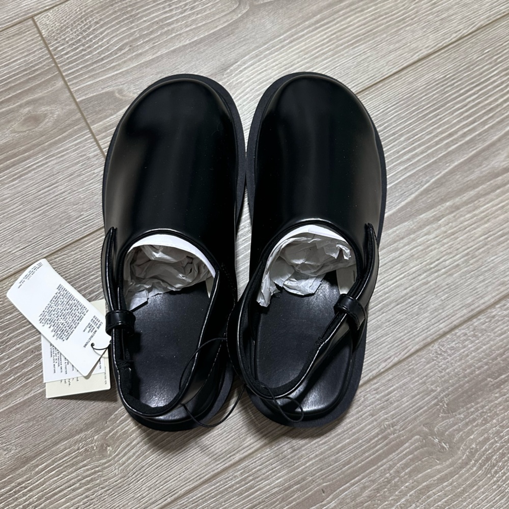 Uniqlo Classic Black Clogs - Picture 4 of 8